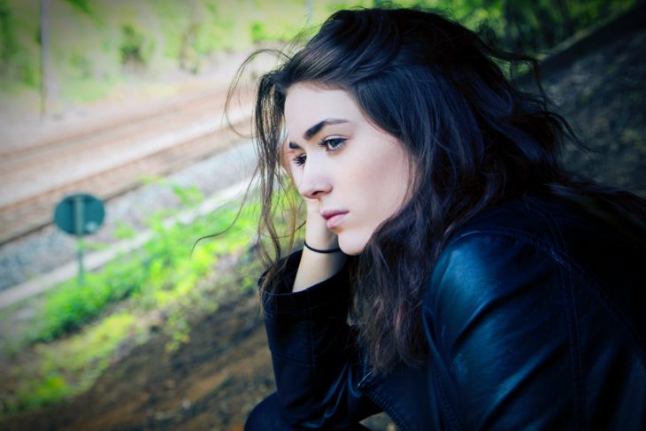 Mujer de cabello negro recordando