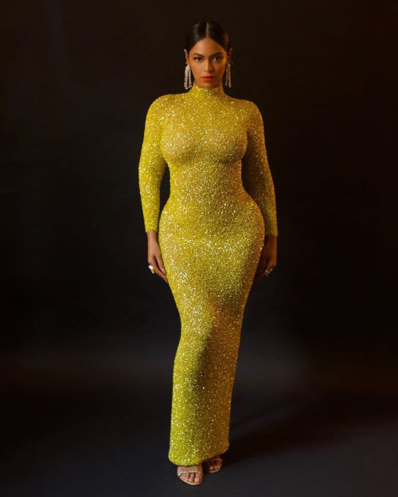 Beyonce usando un vestido de color amarillo mientras posa para una fotografía de Instagram