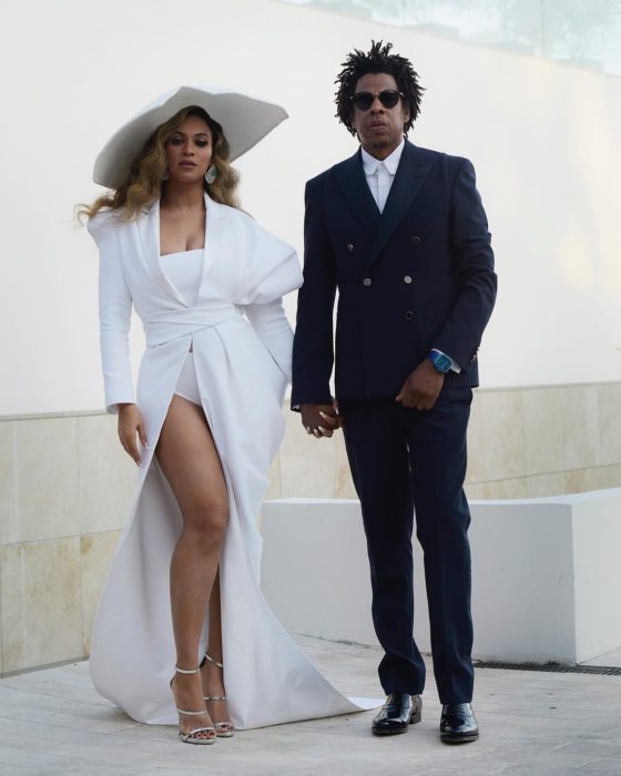 Beyonce tomada de la mano de su esposo Jay-Z mientras están posando para una sesión de fotos 