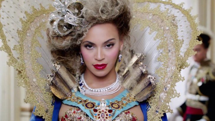 Beyonce vestida como una reina mientras graba uno de sus videos 