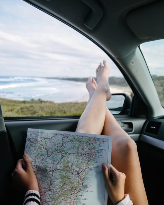 Mujer viajando en automóvil