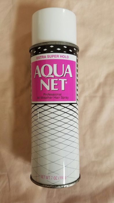 Bote de spray para el cabello de la marca aqua net 