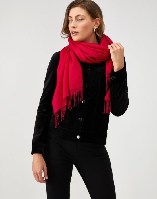 outfit con pashmina en rojo