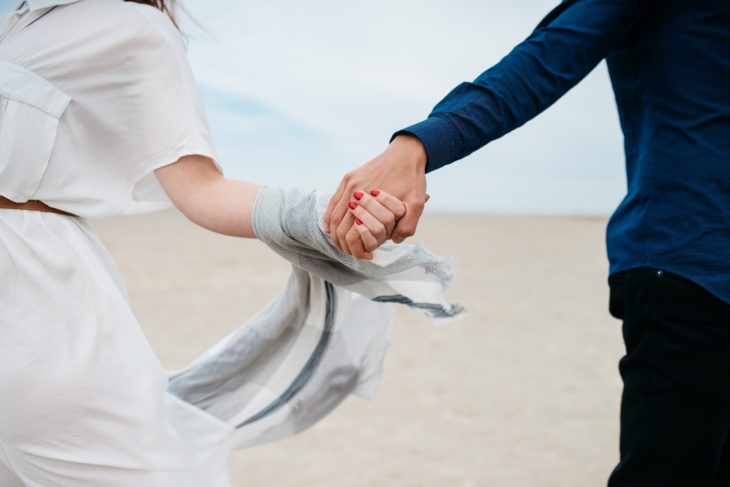 Hombre y mujer tomados de la mano