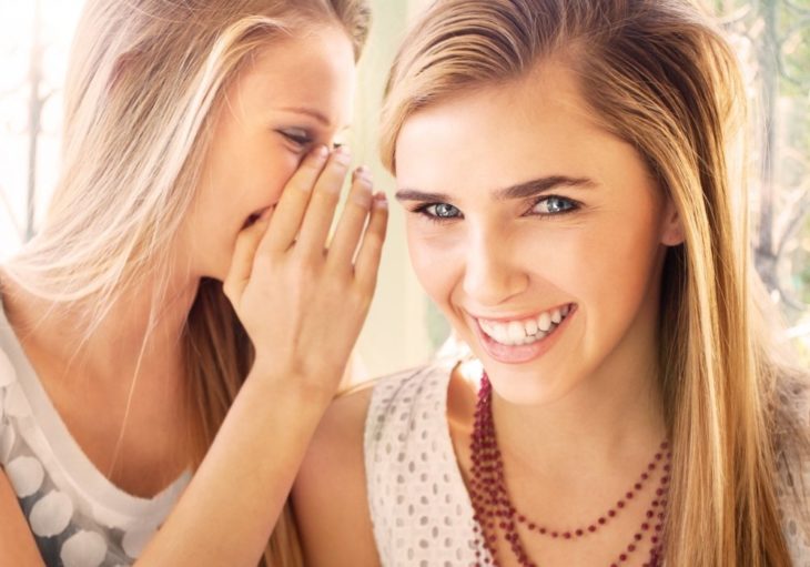 primas sonriendo