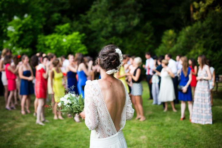 Novia en su boda viendo a las damas de honor