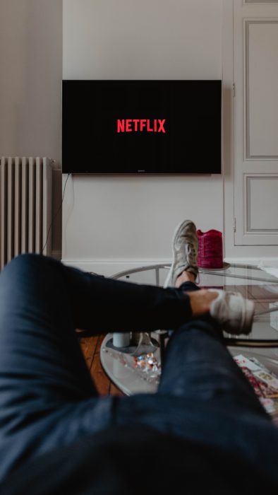 Mujer viendo Netflix en la comodidad de su casa