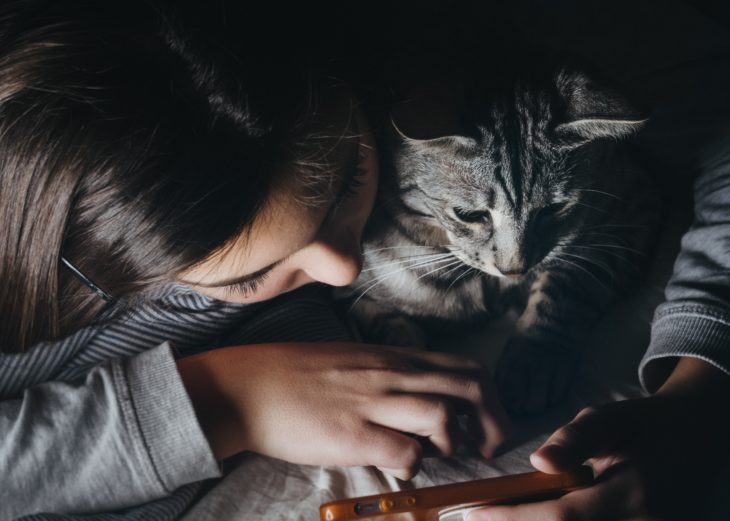 Mujer abrazando a su gatito