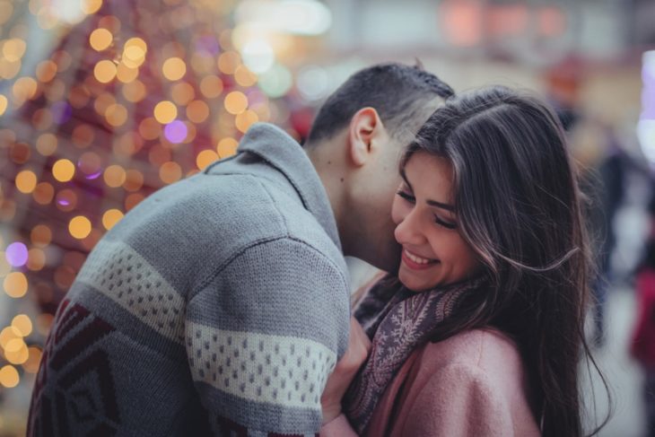 Pareja de novios besándose 