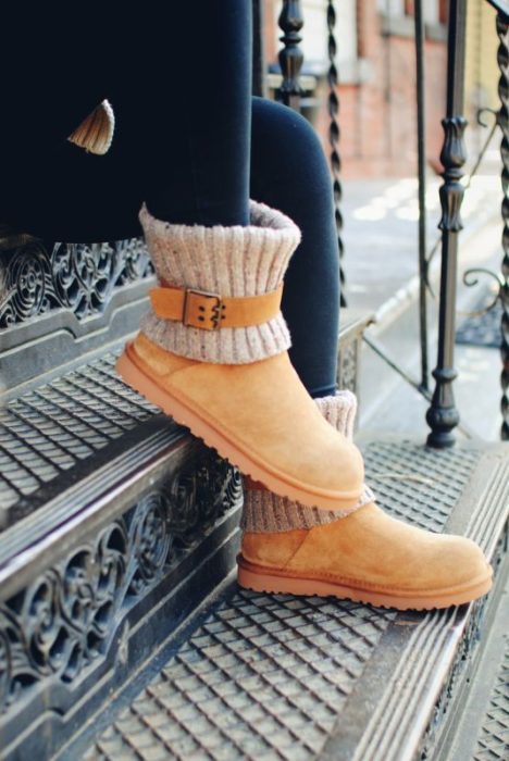 Botas ugg con puños de estambre alrededor