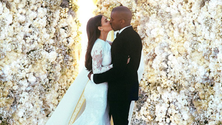 Kim Kardashian besando a Kanye West el día de su boda 