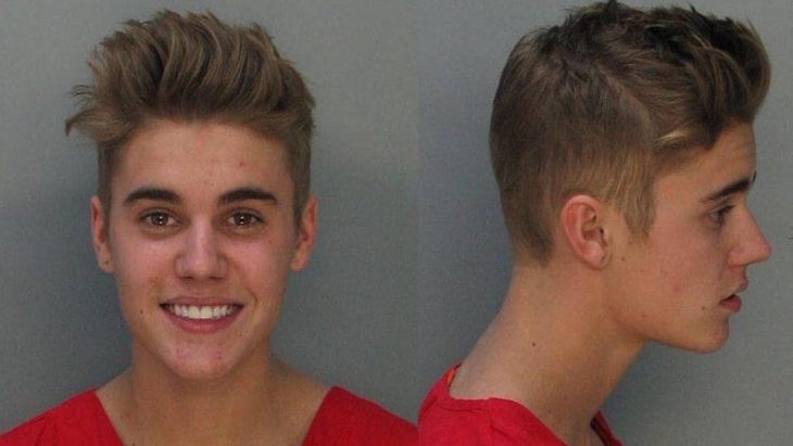 Justin Bieber posando para la foto de arresto 