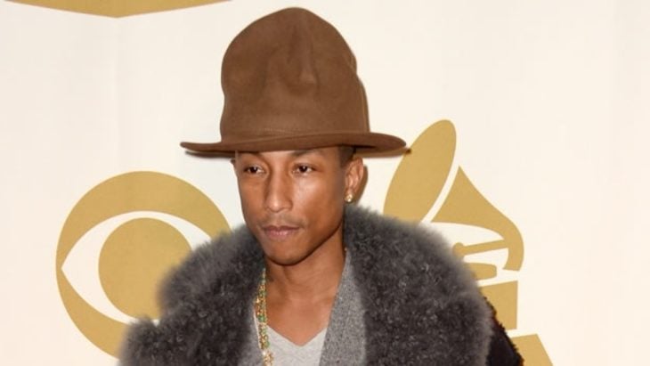 Pharrel Williams usando un sombrero alto 