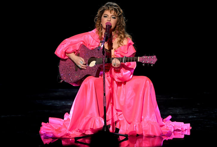 American Music Awards 2019 (AMA'S), Shania Twain con vestido rosa y guitarra con glitter