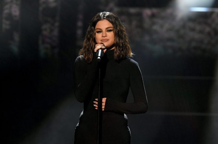 Selena Gomez cantando en vivo en los American Music Awards 2019