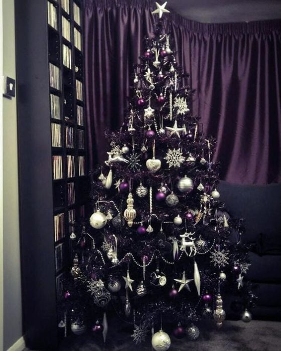 Pino navideños en color negro decorado con esferas moradas
