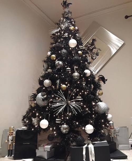 Pino navideño en negro con moños grandes en tonos oscuros