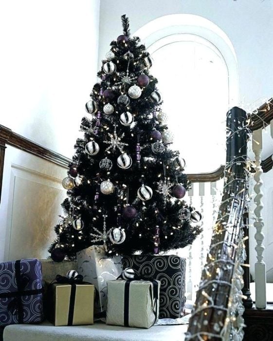 Pino navideño en negro con esferas plateadas y doradas en glitter