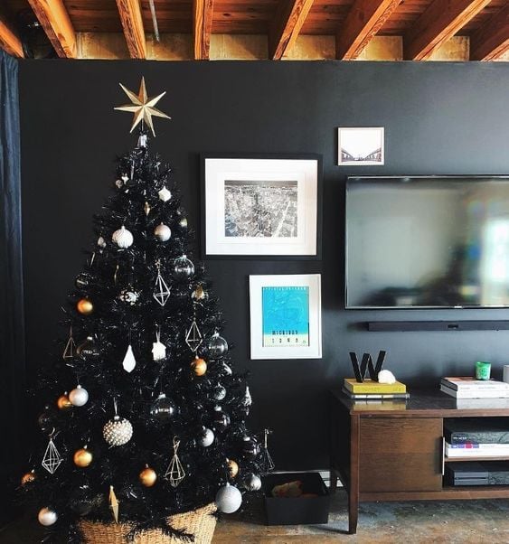 Pino navideño en negro decorando una oficina de trabajo