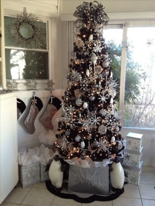 Pino navideños en negro decorado con esferas blancas y plateadas