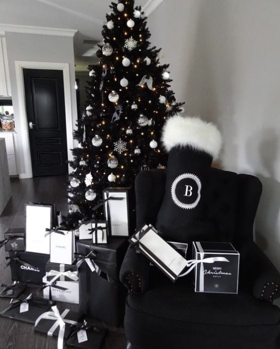 Pino navideño en color negro con cajas de regalo forradas en negro mate
