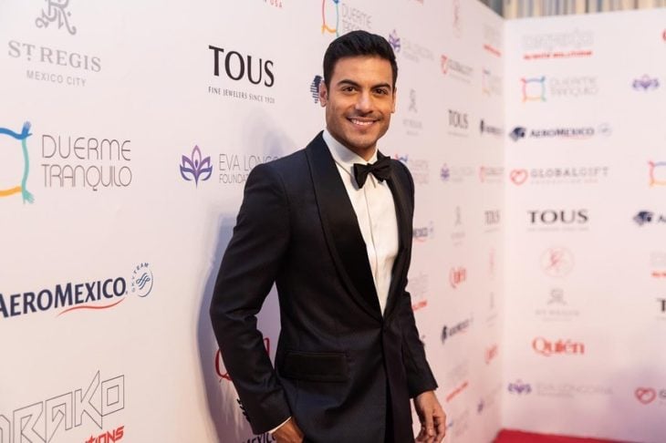Carlos Rivera posando para una foto en la alfombra roja de la gala global fift 