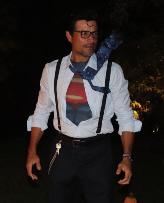 Chayanne disfrazado de Superman, Clark Kent para Halloween