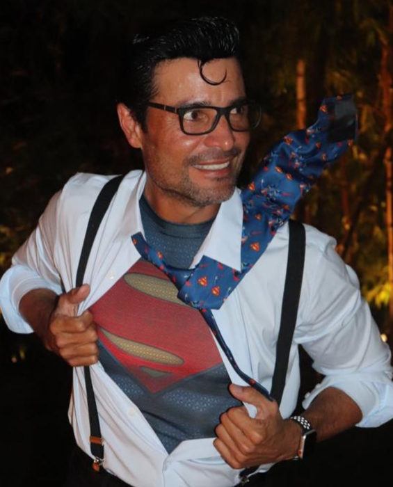 Chayanne disfrazado de Superman, Clark Kent para Halloween