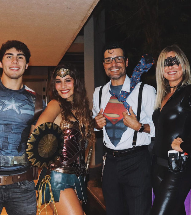 Chayanne con su familia disfrazado de Superman, Clark Kent para Halloween; La Mujer Maravilla, Capitán América y Batichica