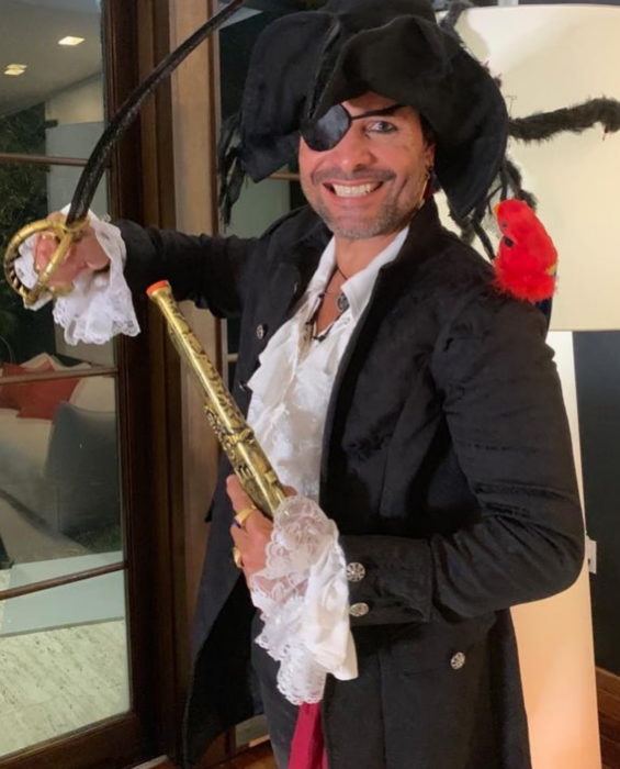 Chayanne disfrazado de pirata para Halloween