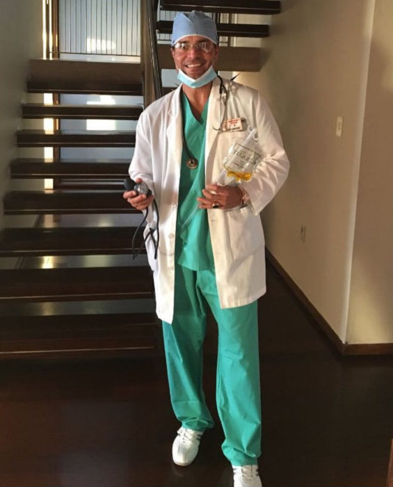 Chayanne disfrazado de doctor para Halloween