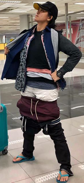 Chica que subió al avión con prendas puestas una sobre otra para no pagar exceso de equipaje