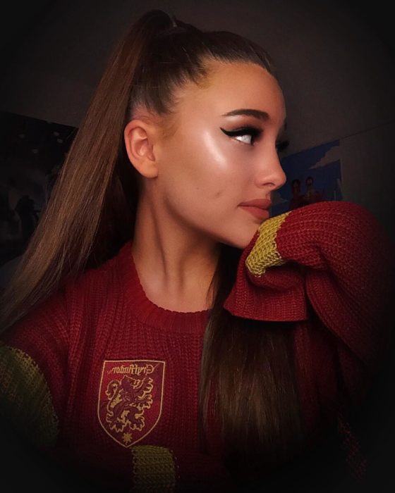 Paige Niemann, la doble de Ariana Grande; doppelgänger; sudadera de Gryffindor