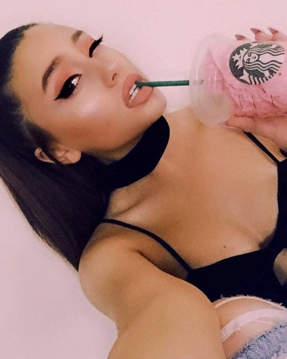Paige Niemann, la doble de Ariana Grande; doppelgänger, chica bebiendo en vaso de Starbucks 
