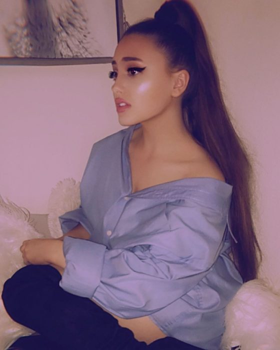 Paige Niemann, la doble de Ariana Grande; doppelgänger; chica con sudadera oversized gris y peinado de cola de caballo