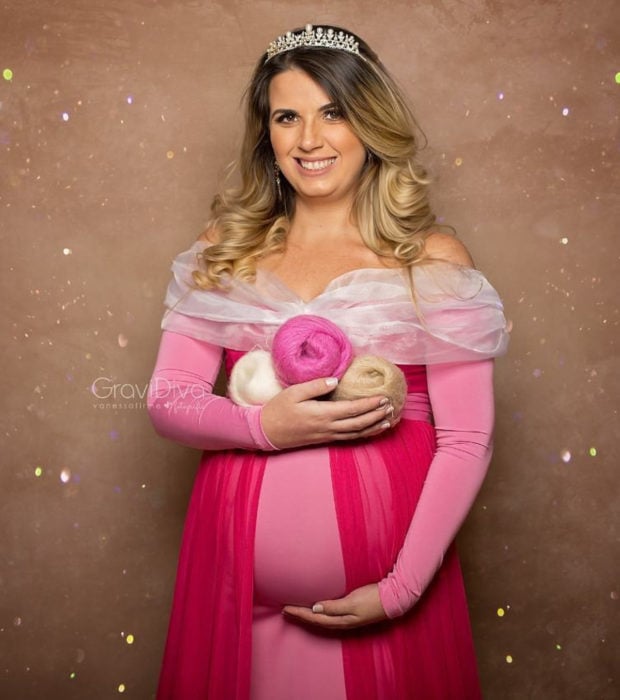 Fotógrafa brasileña Vanessa Firme fotografía mujeres embarazadas disfrazadas de princesas; Aurora de La bella durmiente
