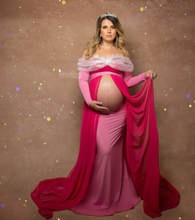 Fotógrafa brasileña Vanessa Firme fotografía mujeres embarazadas disfrazadas de princesas; Aurora de La bella durmiente