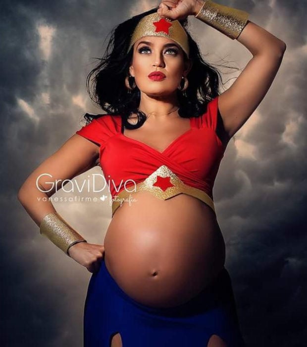 Fotógrafa brasileña Vanessa Firme fotografía mujeres embarazadas disfrazadas de princesas; La Mujer Maravilla