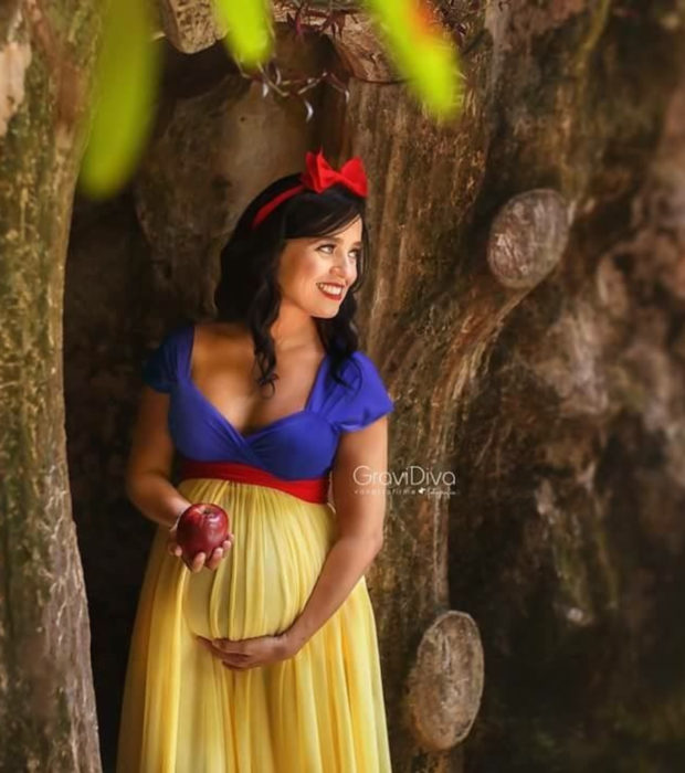 Fotógrafa brasileña Vanessa Firme fotografía mujeres embarazadas disfrazadas de princesas; Blancanieves con manzana