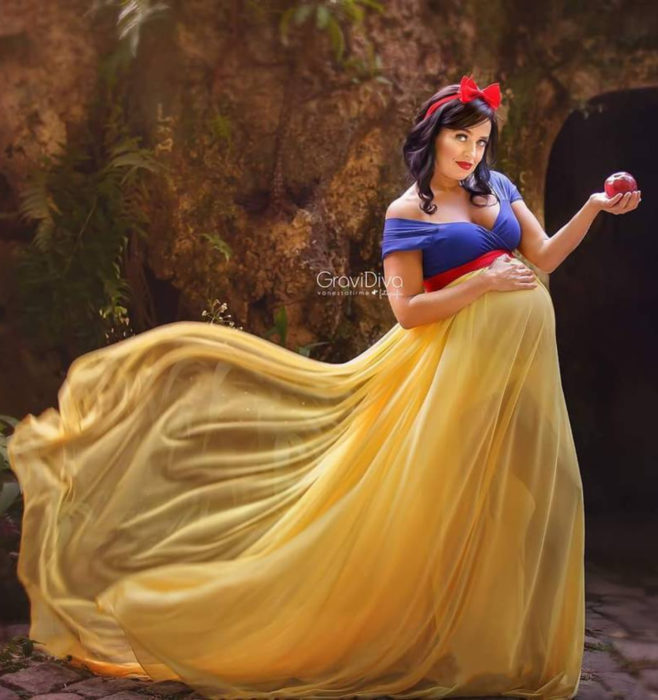 Fotógrafa brasileña Vanessa Firme fotografía mujeres embarazadas disfrazadas de princesas; Blancanieves con manzana