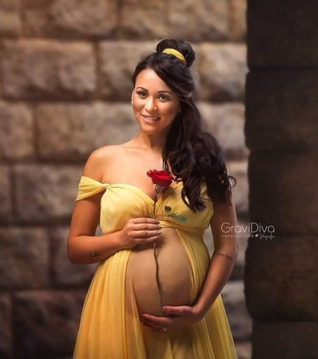 Fotógrafa brasileña Vanessa Firme fotografía mujeres embarazadas disfrazadas de princesas; La Bella y la Bestia