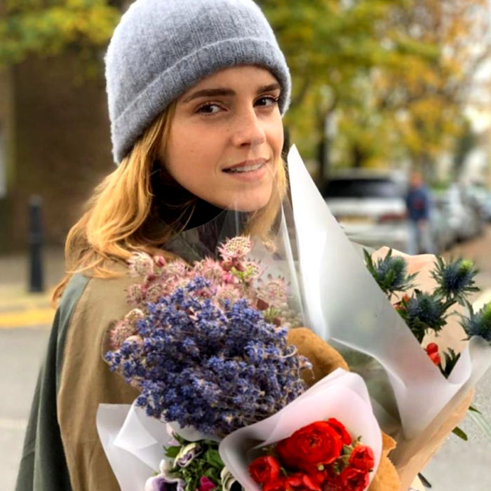 Actriz Emma Watson con un ramo de flores