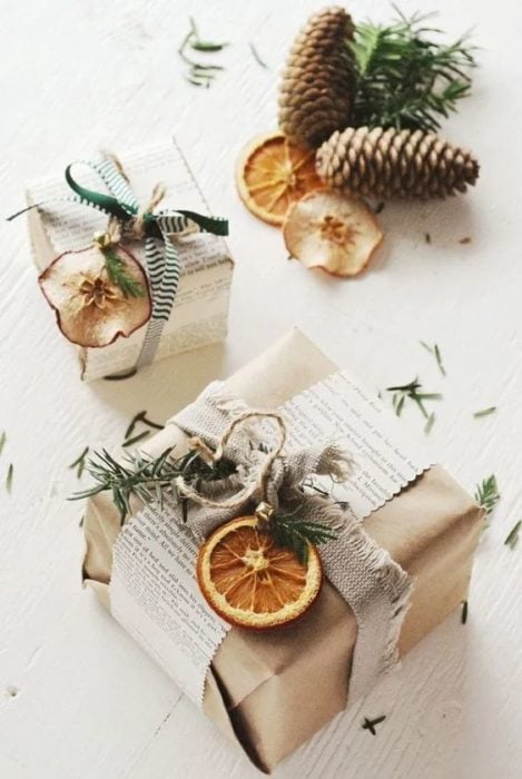 Cajas de cartón decoradas con rodajas de naranja