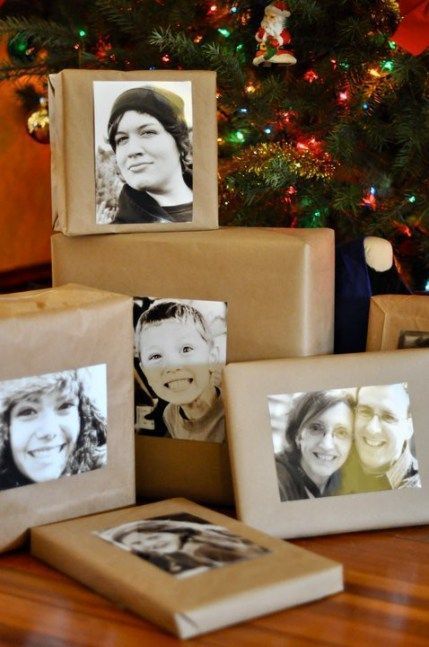 Cajas de cartón decoradas con papel revolución y fotografías en blanco y negro