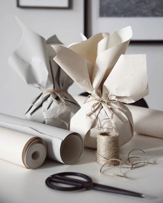 Morralitos con hechos con papel reciclado para decoración navideña