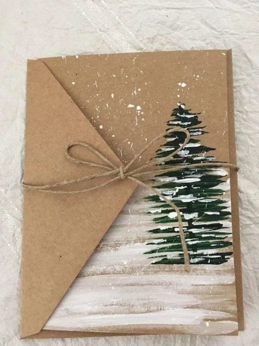 Carpeta recicladas, decorada con un dibujo de pino y nieve 