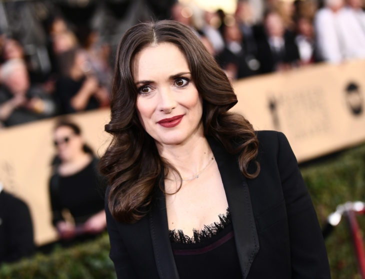 Famosos que decidieron no ser padres; Winona Ryder con vestido negro