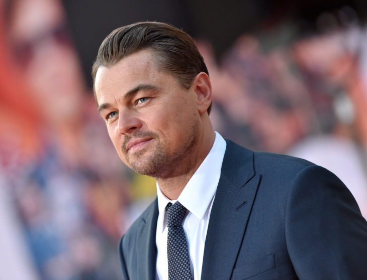 Famosos que decidieron no ser padres; Leonardo DiCaprio con traje azul