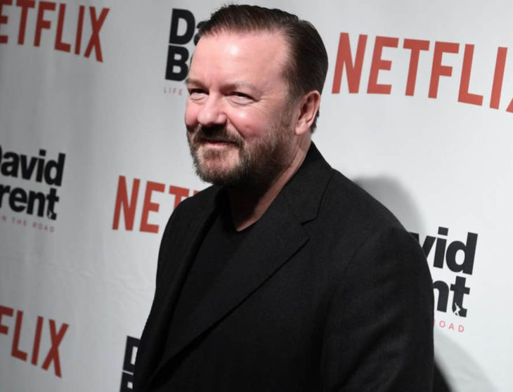 Famosos que decidieron no ser padres; Ricky Gervais con traje negro