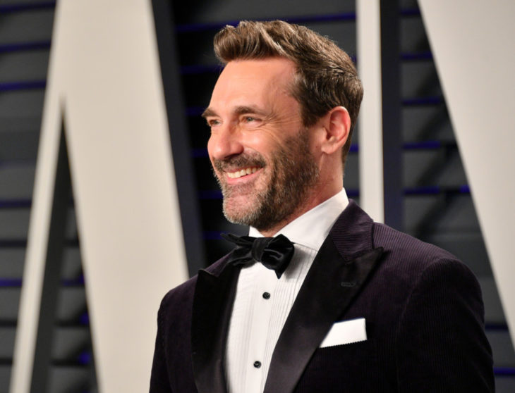 Famosos que decidieron no ser padres; Jon Hamm vestido con traje negro y moño